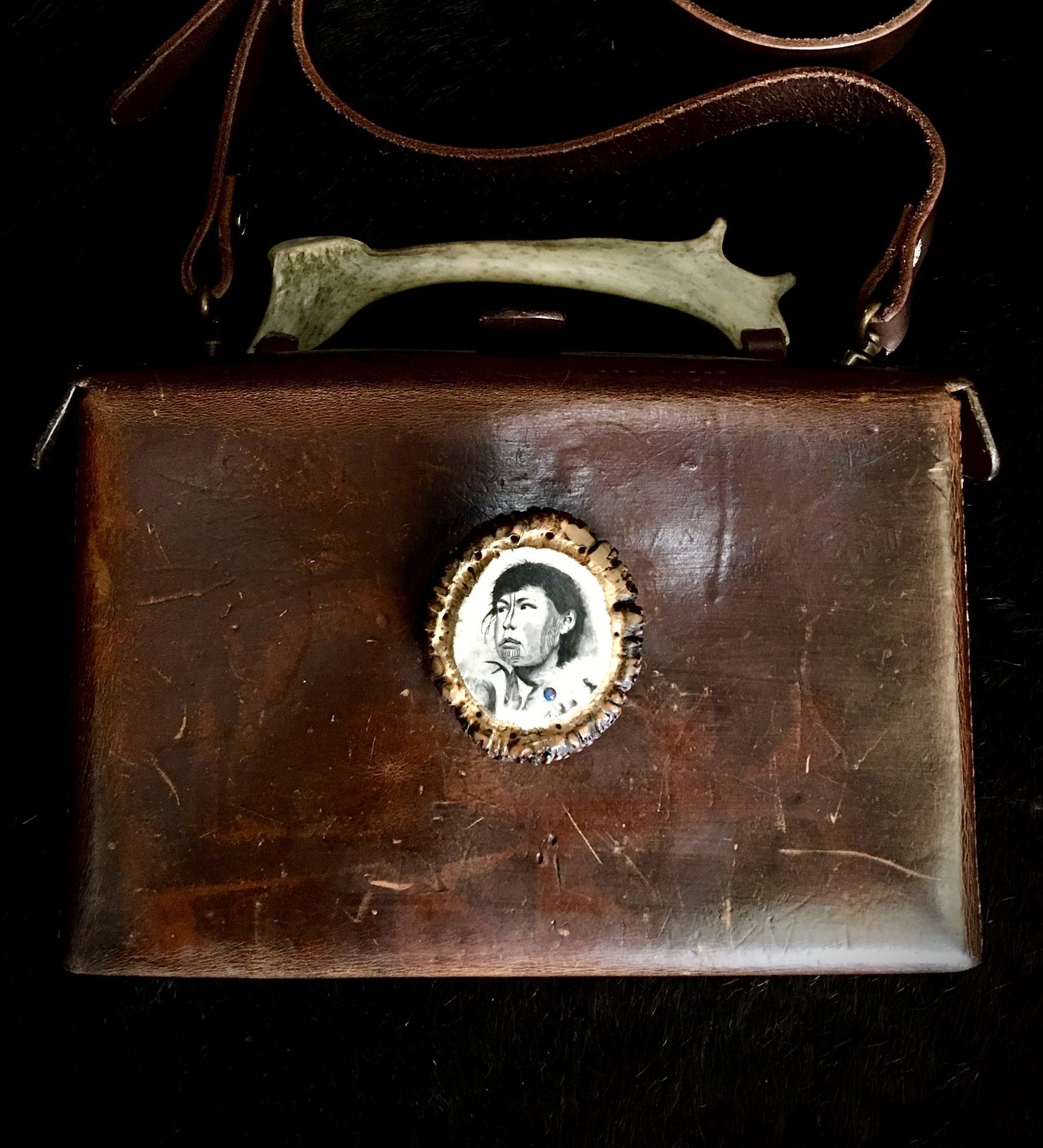 Handtasche Scrimshaw Gravur Inuit Gele Schloetmann vintage